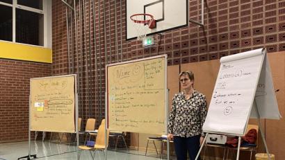 Bild: vsr
Bürgermeisterin Marion Höcht moderierte den Workshop zur Ideenfindung rund um die geplante Tagespflegeeinrichtung in Krummennaab.