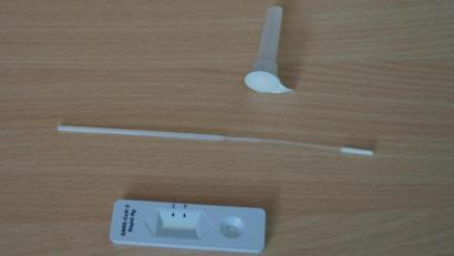 Bild: wel
Stäbchen, Röhrchen mit Flüssigkeit und Testanzeiger sind die Utensilien des Antigen-Schnelltest-Sets. Damit sollen sich die Schüler künftig zweimal pro Woche auf das Coronavirus testen.