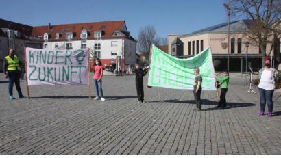 Bild: wro
"Kinder Zukunft" stand auf dem linken, "Kinder Lachen" - ergänzt mit je einem Fragezeichen - stand auf dem rechten Banner, die die Kinder mit sich führten.