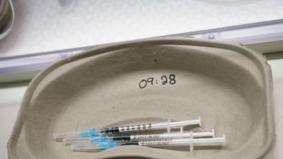 Symbolbild: Frank Rumpenhorst/dpa
Als Mitarbeiterin eines Impfzentrums gab sich eine Betrügerin gegenüber einer Vilseckerin aus. Sie wollte der Frau aber keinesfalls eine Dosis des begehrten Vakzins verschaffen, sondern sich selbst eine schöne Summe Geld.