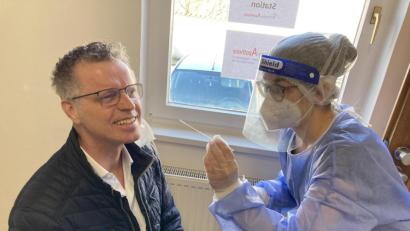 Bild: Stadt Hirschau/exb
Bürgermeister Hermann Falk (links) nimmt regelmäßig das Angebot der Teststation an. Inhaberin Carina Eichenseer (rechts) und ihre Mitarbeiter nehmen die Proben in kompletter Schutzausrüstung ab.