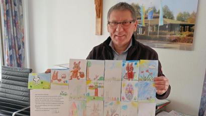 Bild: bsc
Bürgermeister Oskar Schuster strahlt angesichts der Osterbilder der Friedenfelser Grundschüler. Er fertigte daraus ein großes Osterposter für den Schaukasten der Gemeinde.