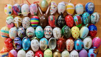 Bild: ads
Das Ergebnis der Ostereiermalaktion der Ministranten von St. Michael kann sich sehen lassen, denn die Kinder haben sich eine Menge Mühe beim Kreieren ihres Ostereis gegeben und kleine Kunstwerke geschaffen.