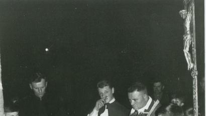 Bild: Archiv Luitpold Dietl
Der Auftakt zur Osternachtsfeier in Michelfeld wohl im Jahr 1961 (von links): Luitpold Dietl als Ministrant, der die Osterkerze trägt, dann Mesner Josef Kormann, Ministrant Reinhard Fischer, Pfarrer Johann Müller sowie die Ministranten Michael und Hans Tabery.