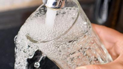 Symbolbild: Patrick Pleul
Für die Anschlussnehmer der Wasserversorgung Mitterteich ändert sich bis Ende 2024 nichts: Die Gebühren bleiben unverändert.