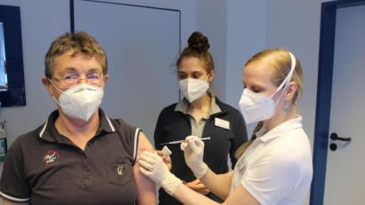 Archivbild: Dr. Michael Scherer/exb
Jetzt sind auch die Hausärzte an Bord: Die Assistenzärztin Dr. Dana Vokřálová und die medizinische Fachangestellt Andrea Gradl impfen am Mittwoch in der Praxis von Dr. Michael Scherer in Sulzbach-Rosenberg eine Patientin mit Astrazeneca.