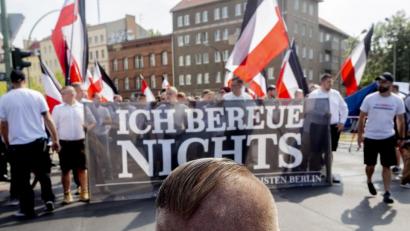 Symbolbild: Christoph Soeder/dpa
Nicht nur Corona geschuldet, treten Neonazis, wie hier zum 31. Todestag von Rudolf Heß, nicht mehr so häufig öffentlich auf. Vieles spielt sich unter "Kameraden" ab.