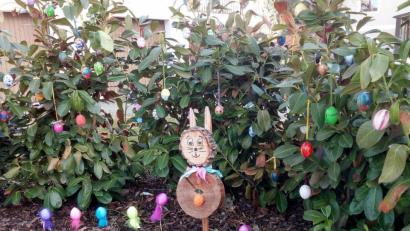 Bild: lgc
Bunt geschmückt mit Ostereiern ist momentan die „Zeithaltestelle“ beim Pfarrhof: Das Ergebnis einer Aktion des Familiengottesdienstkreises zum Osterfest.