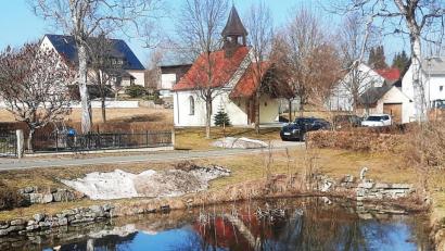 Bild: ld
Ein Foto, bei dem sich die Kapelle im Wasser spiegelt, ist nicht immer möglich. Seit Jahren ist das fehlende Wasser im Löschteich ein Problem. Eine Lösung kann bei der Sanierung der Nageler Straße vielleicht gefunden werden.