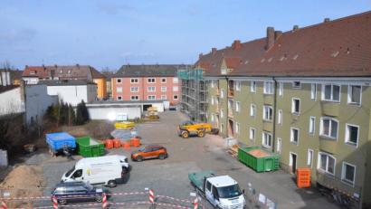 Bild: uz
Wo jetzt Baumaschinen parken, soll bald sattes Grün erblühen. Außerdem ist eine Tiefgarage geplant.