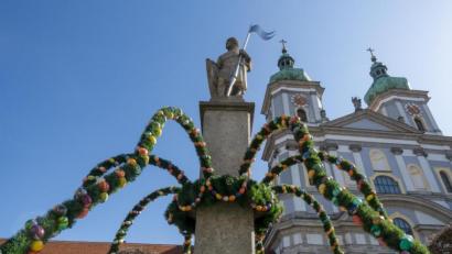 Bild: Tina Breitner/exb
Der Brunnen am Basilikaplatz ist wieder österlich geschmückt.
