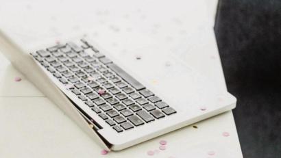 Bild: Joseffson/Westend61/dpa
Konfetti! Mit etwas kreativem Input gestaltet sich der digitale Ausstand im Job ungezwungener.