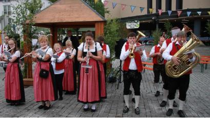Archivbild: wro
Das Standkonzert des Musikvereins Wiesau unter der Leitung von Josef Polata (rechts) bildet stets den Auftakt, um beim Rathaus drei Tage lang Bürgerfest zu feiern. Hier ein Archivbild aus dem Jahr 2019.