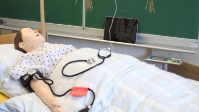 Bild: Claudia Zollbrecht
Was die Auszubildenden der Pflegepuppe Gutes oder auch weniger Gutes tun, zeichnet das Tablet lückenlos auf. Im Unterrichtsgespräch werden die Ergebnisse anschließend aufgearbeitet.