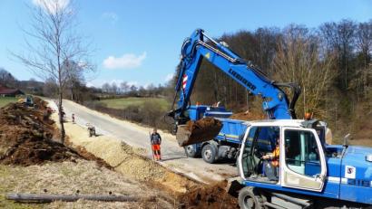 Bild: jp
Nach den Baggerarbeiten wird die Straße am Ortsausgang von Kastl mit einem Schotterbett verbreitert und werden die Kurven entschärft. Bürgermeister Stefan Braun (Hintergrund) inspiziert die Baustelle und wundert sich über den Durchgangsverkehr auf der gesperrten Straße.