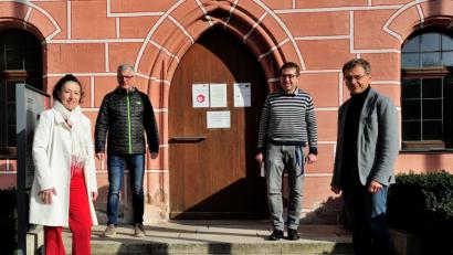 Bild: Johann Gebhardt/exb
Petra Schöllhorn, Hartmut Burkhardt, Klaus Gebel und Reinhard Kräuter (von links) vom Lions-Club ziehen den Hut vor allen „Corona-Helden“. Ein großes Dankeschön soll es geben, auch wenn wegen Corona noch unklar ist, wann.