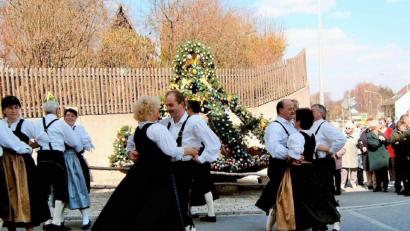 Archivbild: rgr
2004 wurde beim Osterbrunnen auch getanzt.