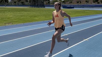 Bild: Privat/exb
Corinna Schwab sprintet im Freien im Stadion von Maspalomas. Die Leichtathletin aus Hiltersdorf befindet sich im Trainingslager auf Gran Canaria.