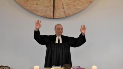 Bild: rgr
Dekan Thomas Guba feiert an Karfreitag den Gottesdienst in der evangelischen Michaelskirche in Grafenwöhr.