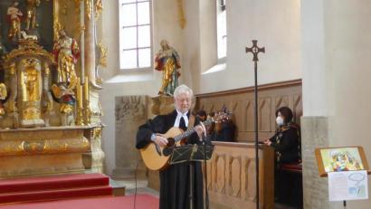 Bild: fsb
Pfarrer Römischer eröffnet die Andacht mit seiner Gitarre.