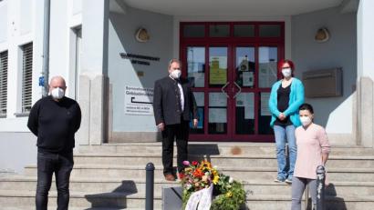 Bild: pz
Holger Paschedag, Zweiter Bürgermeister Johann Brandl, Nicole König und Melanie Blumberg (von links) bei der Übergabe des Trauerkranzes vor dem Eingang des Rathauses in Mitterteich.