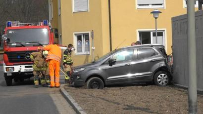 Bild: nic
Ein 71-Jähriger krachte am frühen Donnerstagnachmittag rückwärts mit seinem Ford gegen die neue Betonmauer am Platz La Ville du Bois