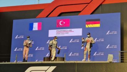 Bild: Richard Wagner
Richard Wagner auf dem Podest (rechts).