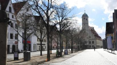 Bild: Gabi Schönberger
Die große Leere in der Weidener Innenstadt. In Ostern ist auch in privaten Räumen nicht mit Überfüllung zu rechnen.