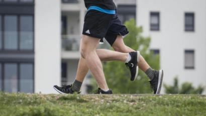 Symbolbild: Frank Rumpenhorst/dpa
Wer jammert, was wegen Corona alles nicht geht, sollte vielleicht auch einmal darüber nachdenken, was geht: Laufen zum Beispiel. Oder spazieren gehen. Hilft gegen Pandemie-Frust und ist gut für die Gesundheit, sagt der Kümmersbrucker Sportkoordinator Peter Schuller.