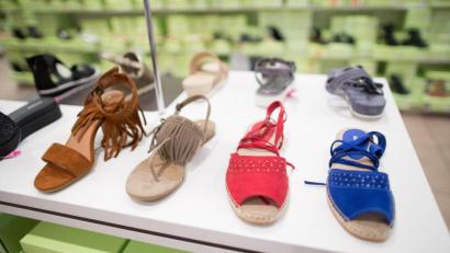 Symbolbild: Maja Hitij
Kunden können wieder in den Läden Schuhe anprobieren und kaufen – zumindest in Bayern.