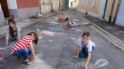 Bild: Wolfgang Steinbacher
Kinder aus der Zehentgasse haben in Lockdown-Zeiten eine schöne Beschäftigung gefunden. Passend zu Ostern.