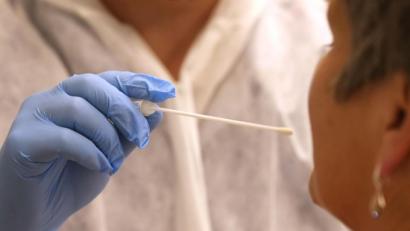 Symbolbild: Karl-Josef Hildenbrand/dpa
Ein Arzt nimmt mit einem Tupfer einen Abstrich bei einer Frau für einen Coronatest.