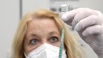 Archivbild: Petra Hartl
Eine Mitarbeiterin im Impfzentrum Sulzbach-Rosenberg zieht eine Spritze mit dem Biontech-Impfstoff auf. Bis 13. April wird in den beiden Amberg-Sulzbacher Impfzentren nur dieser und der von Moderna gespritzt.