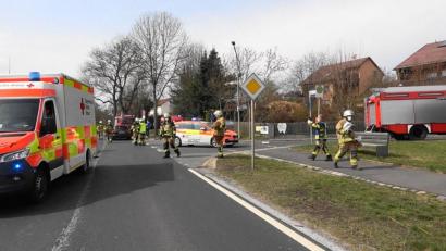 Bild: nic
An der Einmündung des Siedlerwegs in die Mähringer Straße in Tirschenreuth stieß ein 14-Jähriger am Donnerstagnachmittag mit seinem Tretroller gegen ein Auto. Der Junge erlitt schwere Verletzungen und wurde mit einem Rettungshubschrauber in eine Klinik nach Regensburg gebracht.