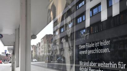 Bild: Petra Hartl
Diese und ähnliche Schilder könnten schon in der nächsten Woche verschwinden. In Weiden könnte es schon in der nächsten Woche Lockerungen auch im Handel geben.