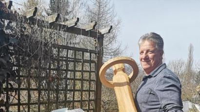 Bild: exb
So hat sich Vinzenz Rahn das nicht vorgestellt: Eigentlich sollte die Statue zur Europassion nach der letzten Aufführung an einen Vertreter des nächsten Spielortes übergeben werden. Nach den Absagen durch die Pandemie hat Rahn die Statue mit der Post nach Skofia Loka in Slowenien senden müssen. Ein bislang einmaliger Vorgang. Allerdings konnte auch in Slowenien die Europassion heuer nicht stattfinden.