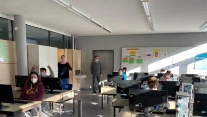 Bild: rn
Wolfgang Bodensteiner und Nicole Gleißner (stehend, von rechts) begleiten die virtuelle Berufsorientierung der Neunt- und Zehntklässler an der Markus-Gottwalt-Schule.