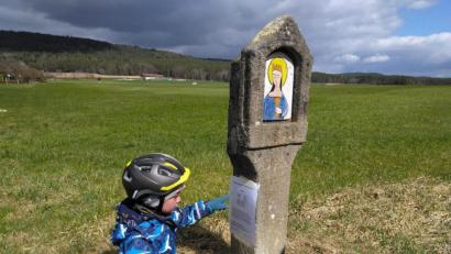 Bild: Ilona Maiwald/exb
Spielerisch erlebten die Kinder an acht Stationen die Emmausgeschichte und durften dann am Sportplatz eine Überraschung suchen.