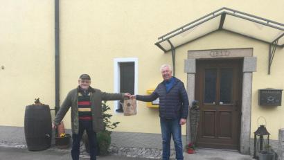 Bild: sl
Vorsitzender des Männergesangvereins Josef Varnhold überreicht in Döllnitz das gesegnete Osterfrühstück.