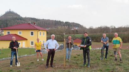 Bild: ow
Die Streuobstwiese am neuen Wohngebiet "Kulmblick" wird um weitere acht Obstbäume von alten Obstsorten aus der Region um den Rauhen Kulm erweitert. An der Pflanzaktion beteiligt sind: (von links) Hermann Preißinger, Elisabeth Haberberger, Norbert Pühl, Manfred Höllering, Bürgermeister Wolfgang Haberberger, Helmut Schäffler und André Dietrich.