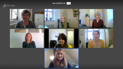 Screenshot: KJF Tirschenreuth/exb
Im Screenshot zu sehen von oben links: Marion Neumann (Leitung), Katja Schmutzler (Psychologin), Beate Wiedemann (Sozialpädagogin), Isabella Oelschlegel (Psychologin), Martina Knirsch (Teamassistentin), Susanne Piller (Pädagogin) und Sophia Gleixner (Psychologin B.Sc.).