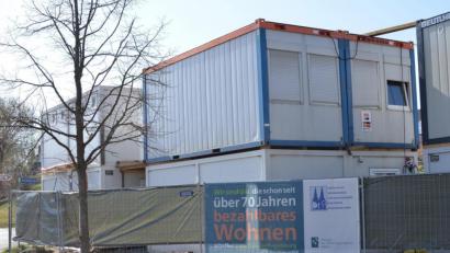 Bild: Benkhardt
Ein Hingucker ist seit einigen Tagen eine Containeranlage auf dem Baugelände des Katholischen Wohnung- und Siedlungswerk der Diözese Regensburg.