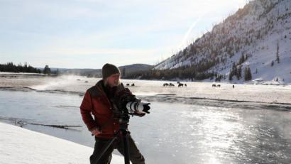 Bild: Lea Goldberg/ZDF
Andreas Kieling im Yellowstone Nationalpark. Überall brodelt es aus unzähligen Geysiren und geothermalen Quellen. Am 11. April starten im ZDF die neuen Folgen von "Terra X: Kielings wilde Welt"