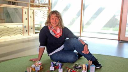 Bild: fvo
Stellvertretende Kita-Leiterin Martina Lorenz packt die Osterüberraschungen für die Kinder