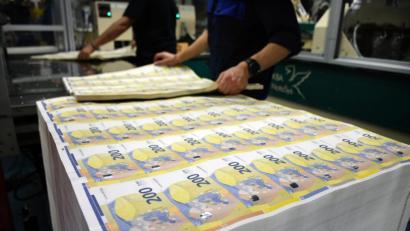 Symbolbild: Esma Cakir/dpa
Wie lange lassen sich Schulden über das Drucken neuer Geldscheine ausgleichen?