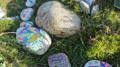 Bild: dob
Ein kreativer Stein nach dem anderen ließ ein Gesamtkunstwerk im Kirchgarten von Roggenstein zu Ostern entstehen.