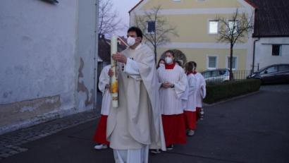 Bild: mmj
Pfarrer Wolfgang Dietz mit der am Feuer entzündeten Osterkerze vor dem Einzug in die Pfarrkirche.