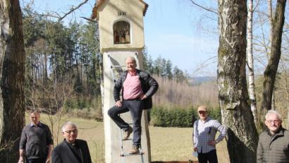 Bild: fsb
Einsetzung der Bildtafel in die Quirinsäule mit Otto Fichtl, Pfarrer Manfred Wundlechner, Künstler Stefan Schadeck, Markus Haug und Bürgermeister Rudolf Schopper (von links)