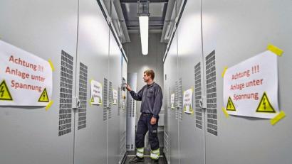 Bild: Florian Miedl
Wenn die Riesenbatterie voll aufgeladen ist, stecken 10,2 Megawattstunden Energie in ihr.