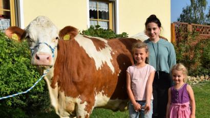 Bild: Rudolf Traxinger/exb
Eines der 20 „Golden Girls“ im Landkreis ist die Kuh „Vanessa“ (im Bild mit Marie, Sarah und Isabell, den Enkelinnen der Familie Herbert Bäuml aus Liebenstein). Sie ist am 14. Dezember 2005 geboren und hat eine Lebensleistung 101 000 Kilo Milch erbracht.